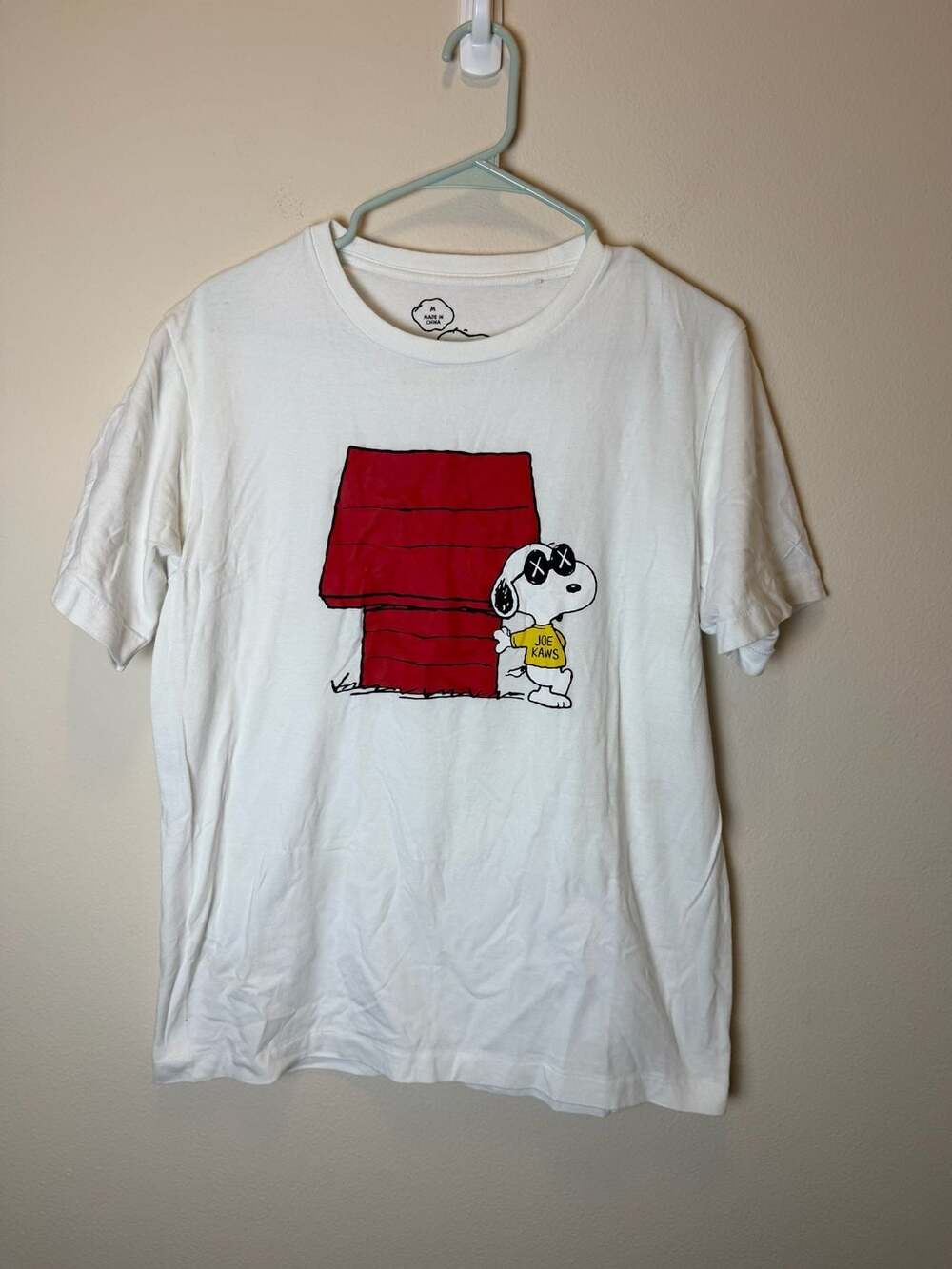 Uniqlo KAWS x Peanuts Snoopy Doghouse T-Shirt Size M White